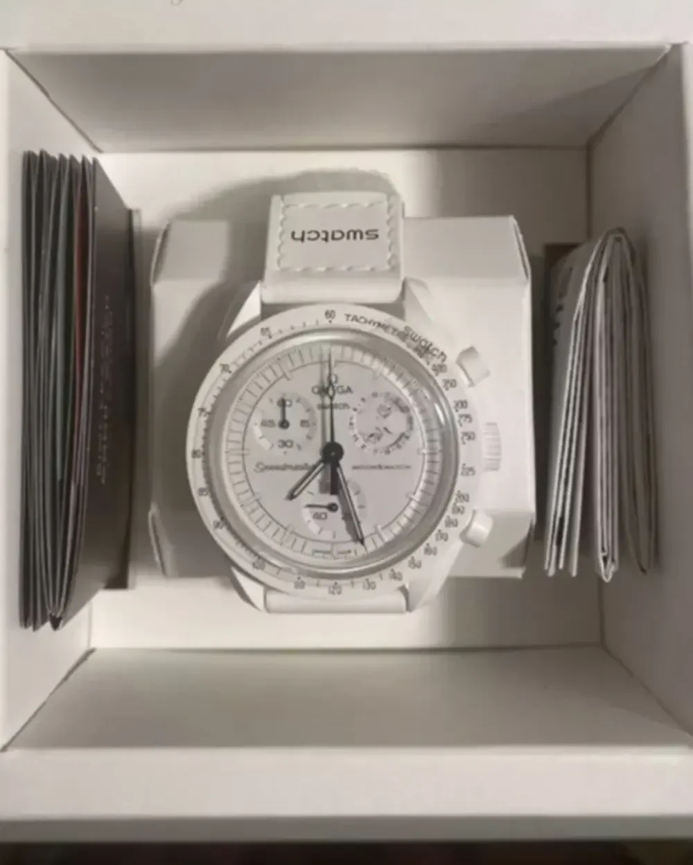 Omega x Swatch Mission to the Moonphase “Snoopy” bioceramic White